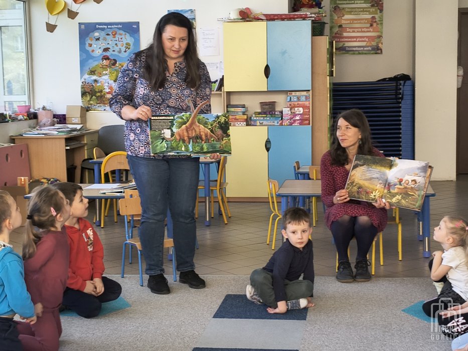 Biblioteka Gorlice, Książka i róża bibliotekarka prezentuje dzieciom trójwymiarowe ilustracje w ksiażce